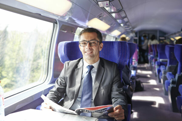 Client pro lisant un magazine à bord du TGV.